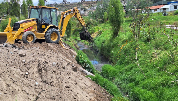 EL GADP PICAIHUA REALIZA LIMPIEZA DE QUEBRADA EN EL CENTRO PARROQUIAL